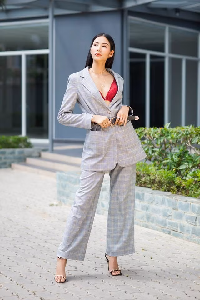 Hoàng Thùy cũng khá gợi cảm và thanh lịch với chiếc bộ vest kẻ karo màu sáng khoe nội y màu đỏ nổi bật. Ảnh: Internet.