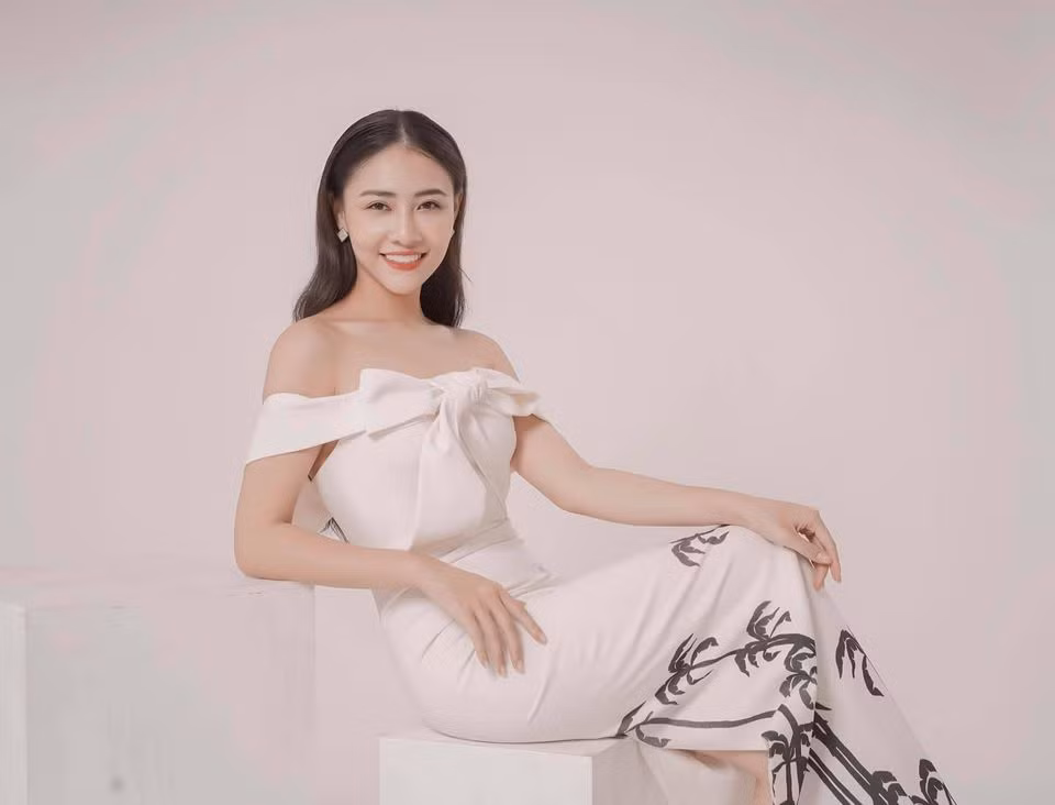 Thuận Hương do diễn viên Lương Ánh Ngọc (sinh năm 2001) đảm nhận được miêu tả là một cô gái có vẻ ngoài sang chảnh, quyến rũ và nhận về bạc triệu sau mỗi cuộc vui. Dù dấn thân vào con đường sa ngã nhưng Thuận Hương là người hiếu thảo, si tình, với cuộc đời ẩn chứa nhiều bí mật.