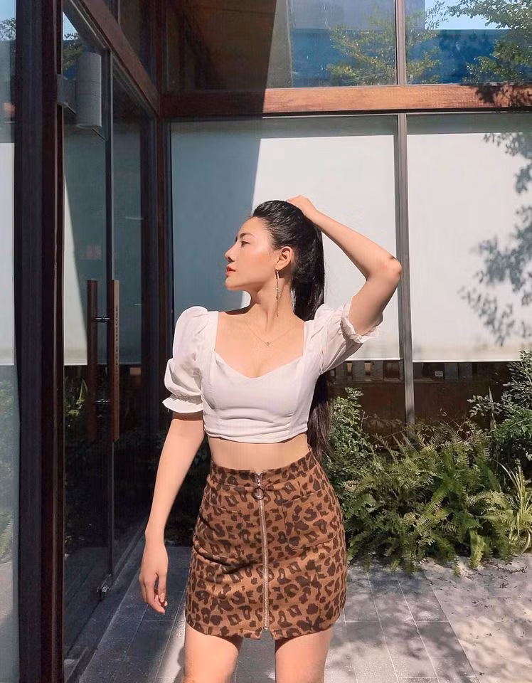 Ánh Ngọc cũng thường xuyên khoe eo thon với áo croptop phối cùng chân váy. Ảnh: FBNV.
