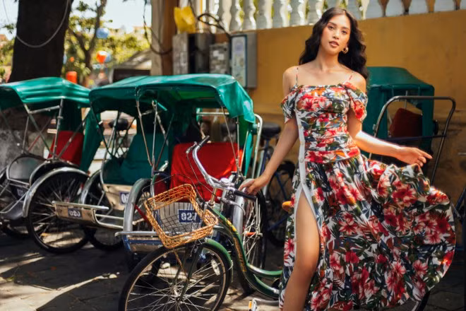 Các thiết kế thời trang trong bộ ảnh cũng mang một tinh thần phóng khoáng, màu sắc và đầy thơ mộng.