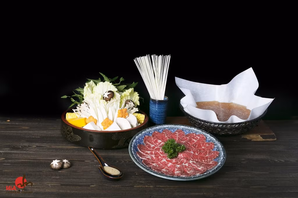 Lẩu giấy trong tiếng Nhật có tên gọi kami nabe với “kami” có nghĩa là “giấy” và “nabe” mang nghĩa là “nồi”. Tờ giấy mỏng, hoàn toàn được làm từ chất liệu tự nhiên, tiếp xúc trực tiếp với lửa để đun sôi nước lẩu thơm phức đậm đà.