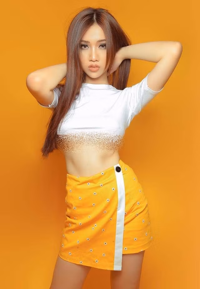 Diện mốt áo croptop khoe chân ngực, Đỗ Nhật Hà khiến công chúng khó thể rời mắt khỏi vòng eo thon gọn nuột nà.