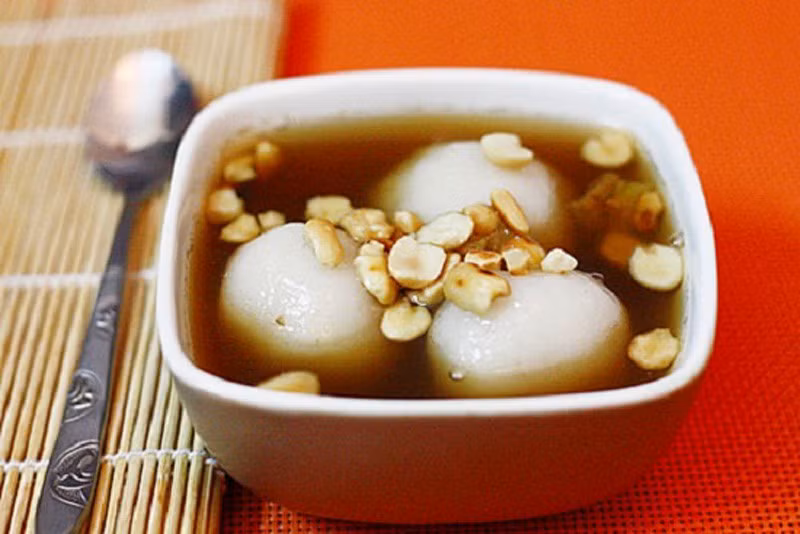 Bánh trôi tàu là một trong những món quà vặt Hà thành cực hấp dẫn khi miền Bắc trở lạnh. Có rất nhiều địa chỉ bánh trôi tàu ngon nức tiếng như Hàng Giầy, Hàng Cân, Lương Văn Can, Quán Thánh…