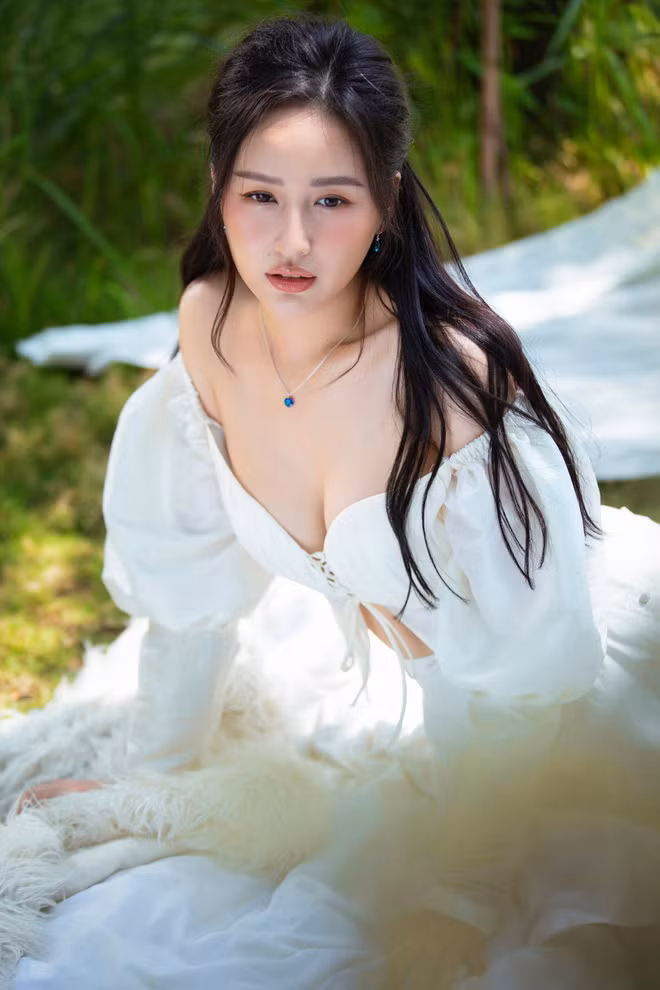 Mai Phương Thúy tự tin diện các bộ cánh hở bạo, trễ nải khoe vòng một gợi cảm, chân thon trắng nõn.