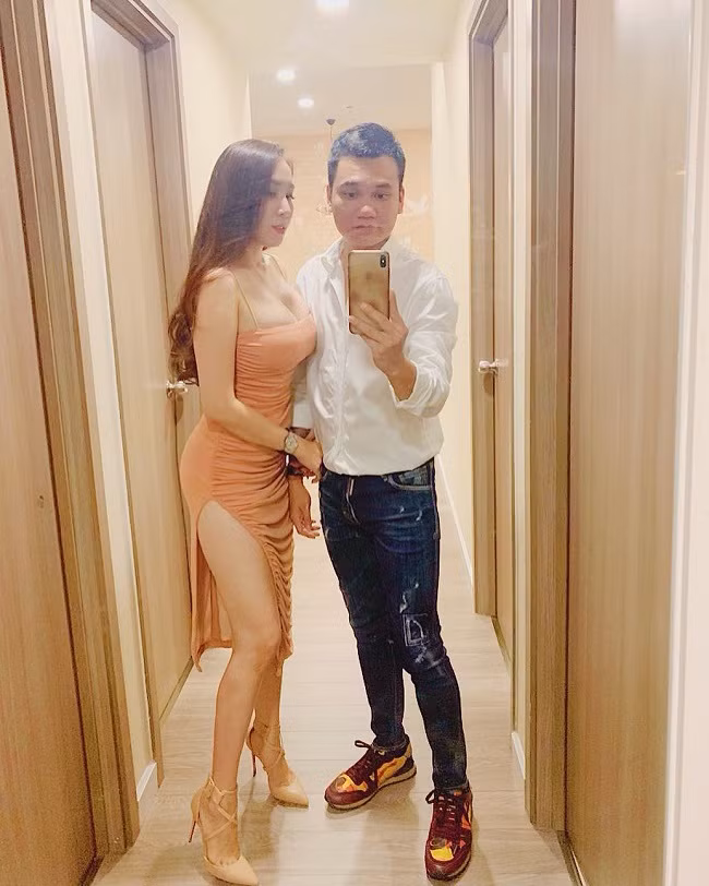 DJ Thảo Bebe từng bị ông xã Khắc Việt hiểu nhầm là người "lăng nhăng, chơi bời, hư hỏng" vì thích phong cách ăn vận gợi cảm, phóng khoáng.