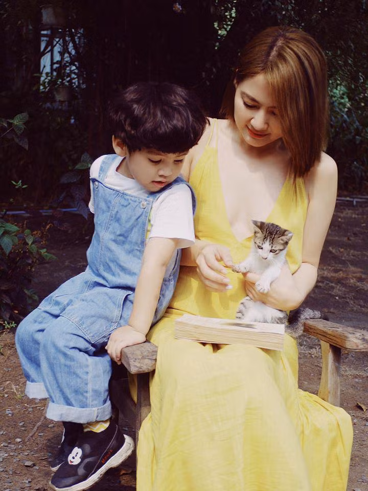 Trong những shoot hình thời trang, cô lên đồ thời thượng nhưng quyến rũ khi tận dụng những mẫu váy áo khoét cổ ngực sâu, khoe vòng ngực tinh tế, vừa độ không quá phô phang.
