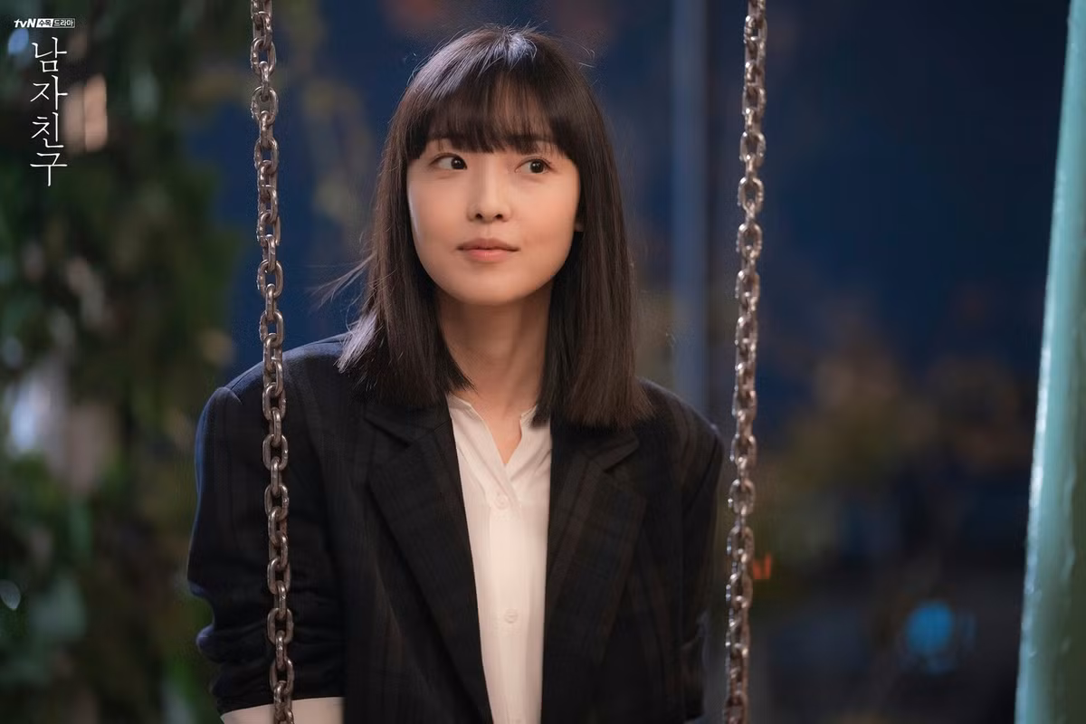 Những kiểu blazer tối màu chỉ cần phối cùng áo sơ mi là đủ thanh lịch và nữ tính. cũng vẫn ghi điểm mặc đẹp cho người diện.