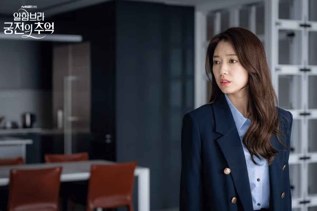 Blazer tối màu: Blazer tối màu luôn là item thanh lịch và không bao giờ lỗi mốt, dù diện từ năm này qua năm khác.
