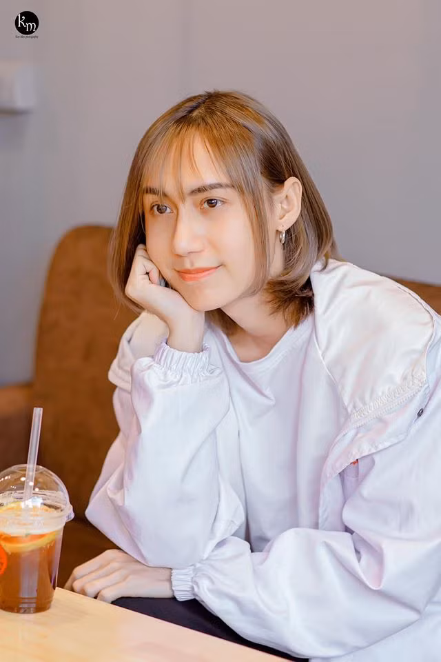 Sau khi tiêm botox giúp gương mặt trở nên đầy đặn hơn thì Lynk Lee tự tin "bung lụa" từ ăn mặc nữ tính đến để tóc dài, trang điểm điệu đà.