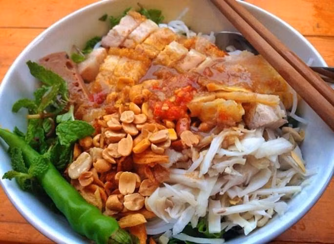 Bún mắm nêm Đà Nẵng ghi dấu ấn bằng thứ mắm nêm mặn mòi làm từ cá biển, những miếng thịt heo quay giòn rụm, vị thanh mát của rau và cay nồng của ớt. Ngoài ra còn có cả nem chua, ba chỉ luộc, tai heo, mít non và chả bò hấp dẫn. Ảnh: Danang.