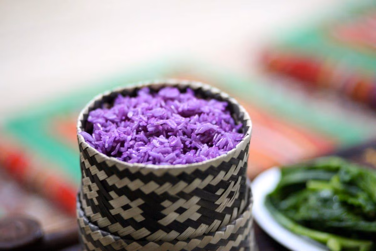 Xôi tím là một phần của món xôi ngũ sắc, rất đặc trưng và độc đáo ở Tây Bắc. Xôi tím được nấu từ những hạt gạo nếp thơm dẻo, hạt to đều không lẫn các hạt gạo nát. Màu sắc bắt mắt của xôi được tạo ra từ loài cây rừng có tên là khẩu cắm. Loài cây này có tác dụng chữa các bệnh về đường ruột và rất tốt cho sức khỏe.