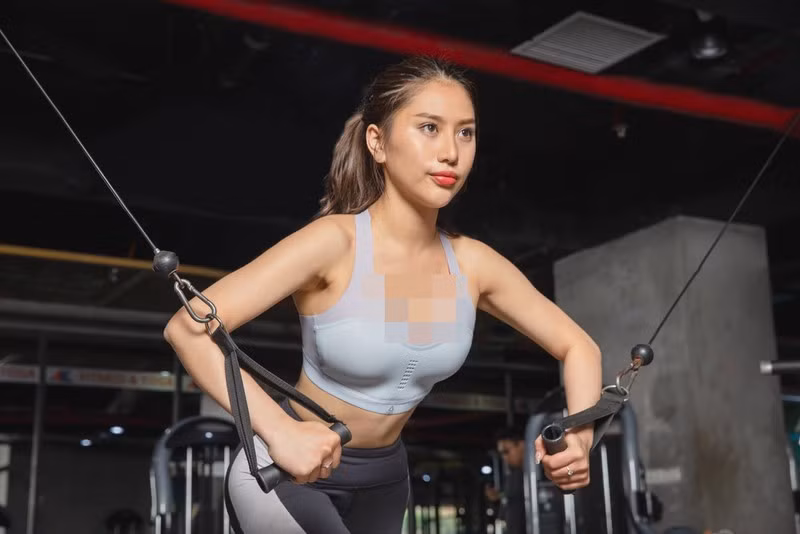 Để sở hữu vòng 3 gần 1 mét, thân hình bốc lửa, quyến rũ như hiện tại, Tracy Lê đã phải tăng gần 10kg kết hợp tập luyện một cách kiên trì.