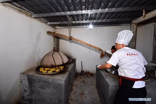 Cách đốt lò nướng kiểu truyền thống khiến bánh chín đều từ hơi nóng của lò phía dưới và từ nắp đất nung dội xuống.