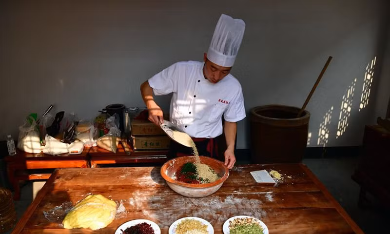 Được thành lập từ năm 1860, thương hiệu bánh truyền thống này vẫn giữ nguyên hương vị và cách chế biến từ thời cha ông để lại. Anh Zhang Xu (ảnh), 31 tuổi, là người đang quản lý tiệm bánh gia truyền 160 năm tuổi. Sau khi tốt nghiệp trung học, anh Zhang trở về gia đình và học nghề truyền thống.