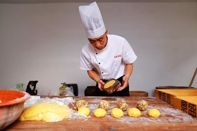 Các công đoạn làm bánh Trung thu vẫn theo cách truyền thống, không hề có sự can thiệp của máy móc hiện đại. Người thợ vẫn phải nhào bột, nặn bánh, nướng bánh với các dụng cụ thủ công.