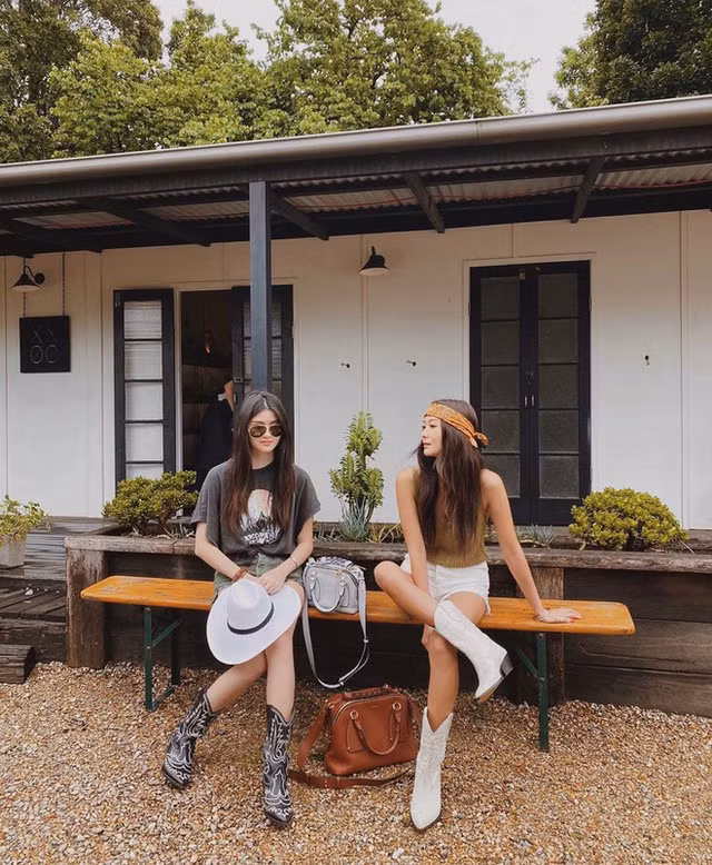 Aimee Sun năm nay đã 42 tuổi nhưng được nhận xét là trẻ đẹp không kém gì cô con gái đang ở độ tuổi đôi mươi.