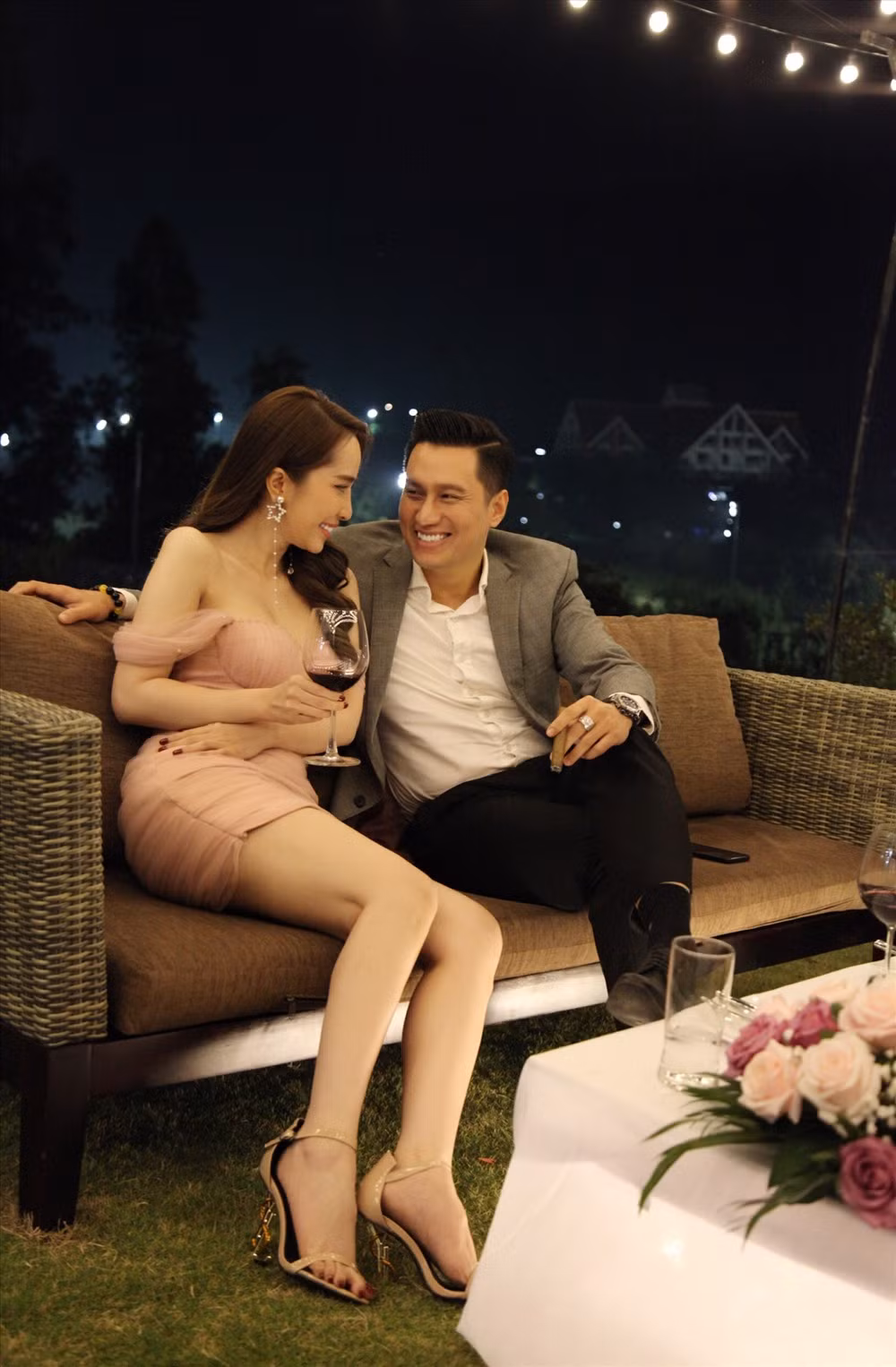 Theo tiết lộ, Quỳnh Nga đã đầu tư hơn 100 bộ váy gợi cảm, sang chảnh để đảm nhận nhân vật Quỳnh Trinh trong Sinh tử.