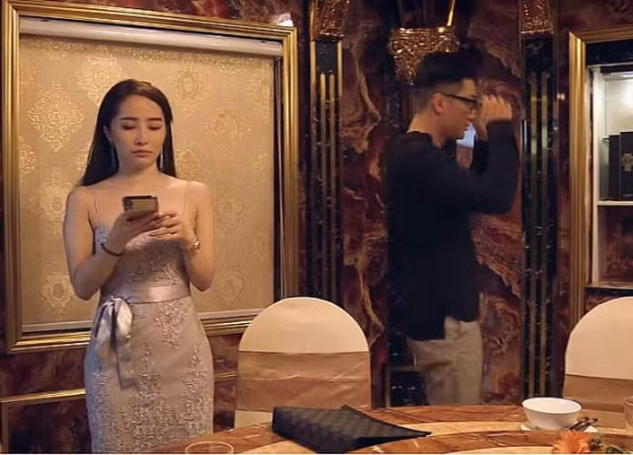 Những chiếc váy hai dây với thiết kế ôm sát nhấn vào vòng eo nhỏ nhắn.