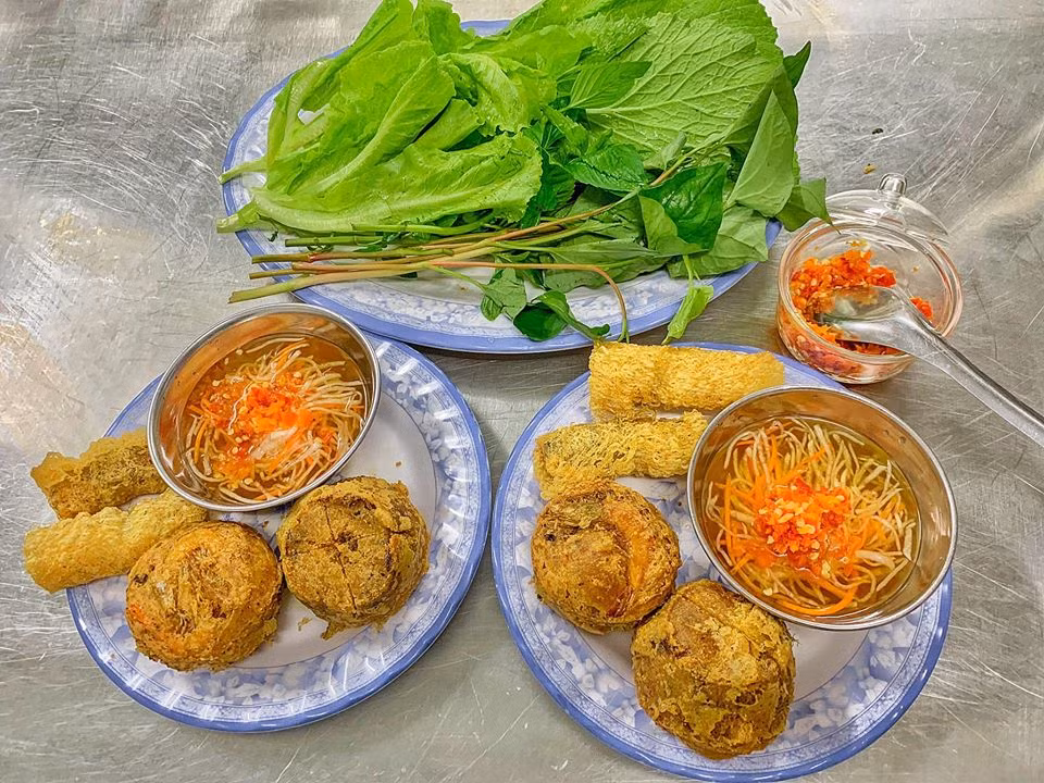 Bánh cống có nguồn gốc xuất phát từ người Khmer được chế biến và nguyên liệu như bánh khọt nhưng dày và lớp nhân phóng khoáng hơn. Vị béo của bột mì cùng đậu xanh hòa quyện đồng đều trong vị ngọt từ tép. Vỏ bánh giòn rụm, khi ăn không có cảm giác ngán. Bánh cóng có cách ăn tương tự bánh xèo, cuốn cùng các loại rau và chấm nước mắm tỏi ớt.