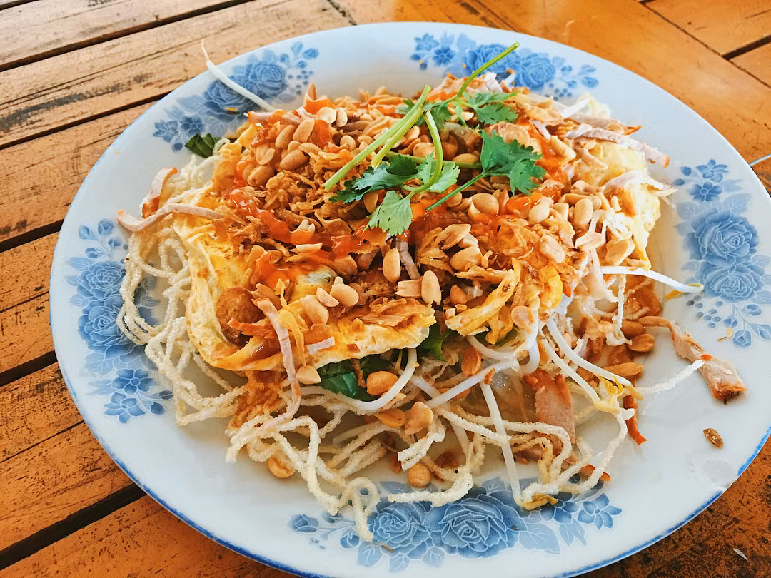 Hủ tiếu: Đến Cần Thơ, bạn đừng quên thưởng thức tô hủ tiếu thơm ngon đủ loại: hủ tiếu gà, hủ tiếu heo… đặc biệt có món hủ tiếu chiên giòn hay còn gọi “Pizza” hủ tiếu. Tại trung tâm thành phố có rất quán bán hủ tiếu nhưng có lẽ địa điểm ăn hủ tiếu ngon nhất là tại các lò hủ tiếu truyền thống.