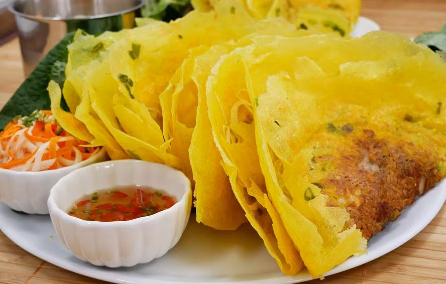 Bánh xèo: Đến Cần Thơ, có thể bạn sẽ thấy rất lạ khi người ta không gọi là làm bánh xèo mà gọi là “đổ” bánh xèo. Nguyên nhân là do khi chế biến món ăn này, bột pha sẵn đổ vào chiếc chảo gang đang nóng già sẽ phát ra tiếng xèo xèo. Sau đó, người đầu bếp cho thêm phần nhân gồm tôm, thịt, giá sống, củ sắn sống, thậm chí có nơi còn cho củ hủ dừa, thịt vịt xiêm sắt sợi vào cho ngon và tạo hương vị khác lạ.