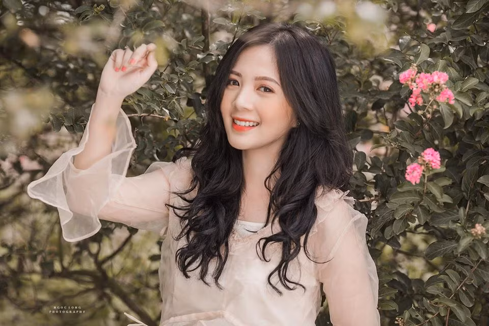 Vẻ ngọt ngào và gu ăn mặc dễ thương khiến nhiều đấng mày râu phải lòng.