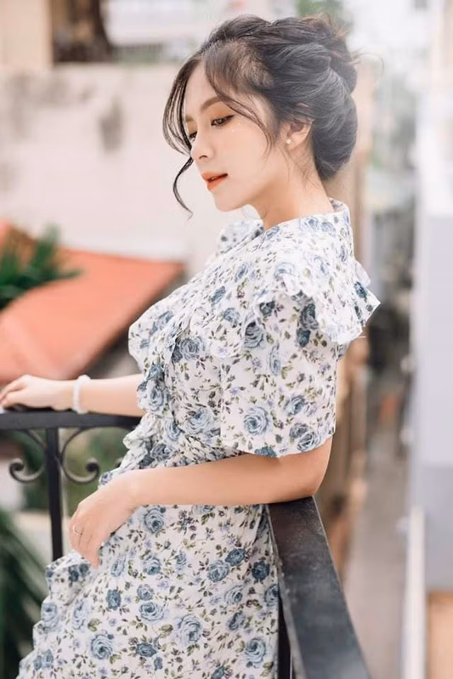Người đẹp gốc Hà Nội cũng khá chuộng các mẫu váy hoa nhí xinh xắn. Ảnh: FB. Video "Minh Hằng chia sẻ về phong cách thời trang". Nguồn: VTC.
