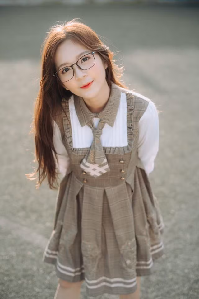 Cách ăn mặc của hot girl Hà thành trông giống các nữ xinh trẻ trung.
