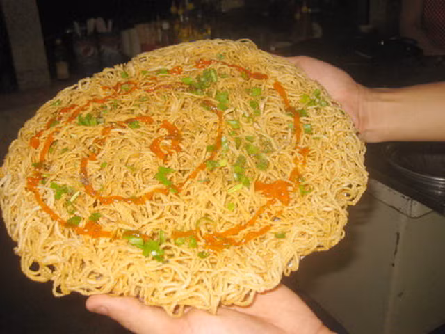 Bẻ miếng bánh hủ tiếu chiên giòn cho vào miệng nhai giòn tan. Vị mặn mặn, béo béo, chua chua, cay cay, lan tỏa trong vòm miệng thất hấp dẫn.