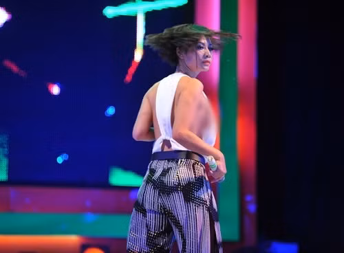 Chiếc áo cách tân từ áo yếm này của Thu Minh cũng từng khiến cô bị rắc rối trong một thời gian dài vì để lộ ngực trên sân khấu. Ảnh: Internet. Video "Minh Hằng chia sẻ về phong cách thời trang". Nguồn: VTC.