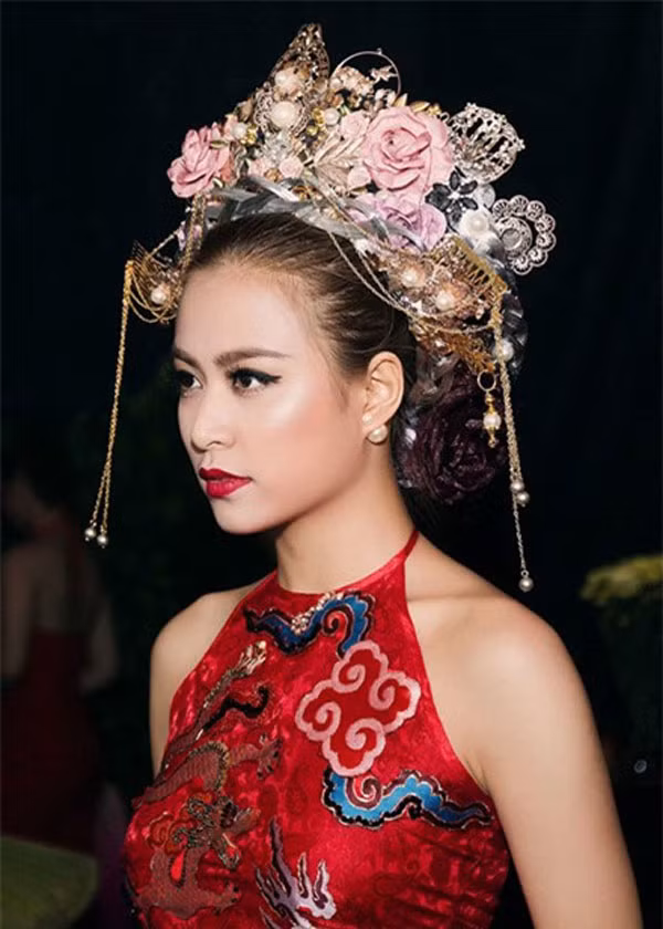 Trước đó, trong MV Duyên âm, Hoàng Thùy Linh cũng mặc áo yếm với họa tiết lấy cảm hứng Á Đông kèm theo túi hiệu cao cấp.