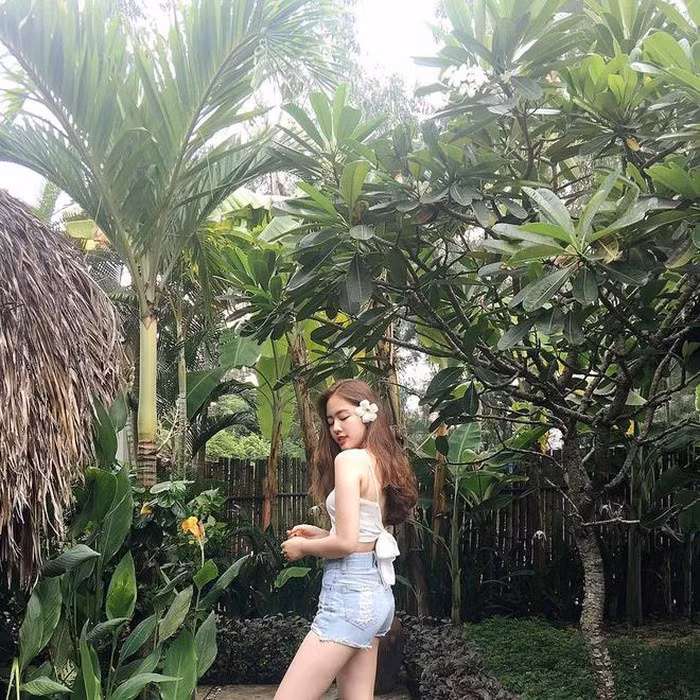 Áo croptop 2 dây với quần short mang đến sự trẻ trung, nữ tính cho người đẹp 9X.
