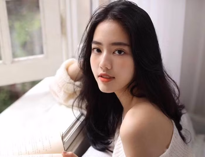Những kiểu áo trễ nãi giúp nữ tiếp viên khoe bờ vai gợi cảm. Ảnh: FBNV. Video "Minh Hằng chia sẻ về phong cách thời trang". Nguồn: VTC.
