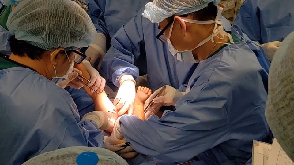 Để có máu cho hai bé sử dụng trong suốt ca mổ, bệnh viện đã đăng ký 16 đơn vị hồng cầu lắng, 12 đơn vị huyết tương tươi đông lạnh và 12 đơn vị tiểu cầu.