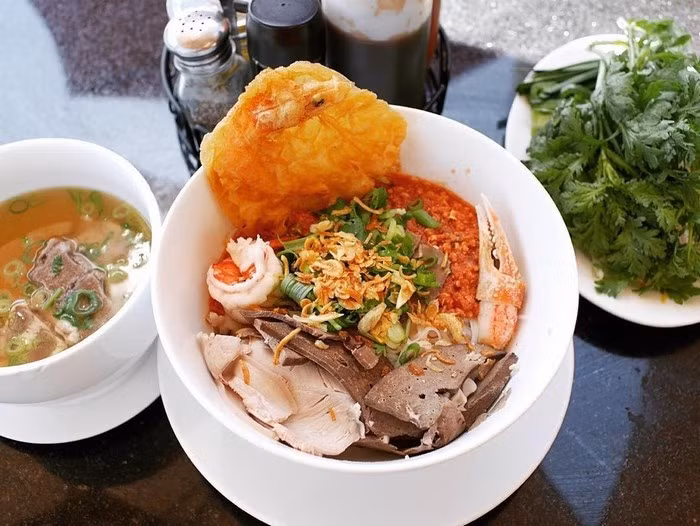 Hủ tiếu Sa Đéc là một trong những món ăn dân dã nổi tiếng ở Đồng Tháp. Hủ tiếu Sa Đéc có sợi mềm, không bở, không dai, màu trắng sữa và rất thơm. Đặc biệt, nước dùng thơm, ngọt thanh nhưng không quá béo ngậy.