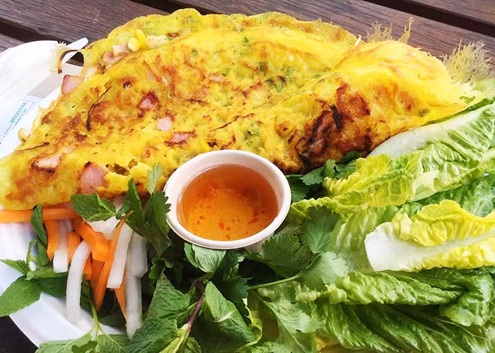 Bánh xèo Cao Lãnh: Bánh xèo nổi tiếng nhất tại miền Tây Nam bộ phải kể đến bánh xèo Cao Lãnh ở Đồng Tháp. Bánh xèo được làm từ bột gạo mới, tráng mỏng trên chảo nhôm và thêm nước cốt dừa, hành lá, tôm sú, thịt heo ba chỉ,… một số nơi còn có thêm nhân thịt vịt.