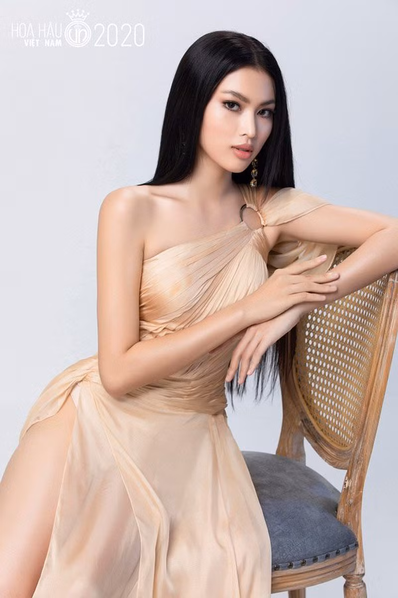 Những chiếc váy xẻ tận hông sẽ tạo hiệu ứng đôi chân thêm dài miên man cho Ngọc Thảo.