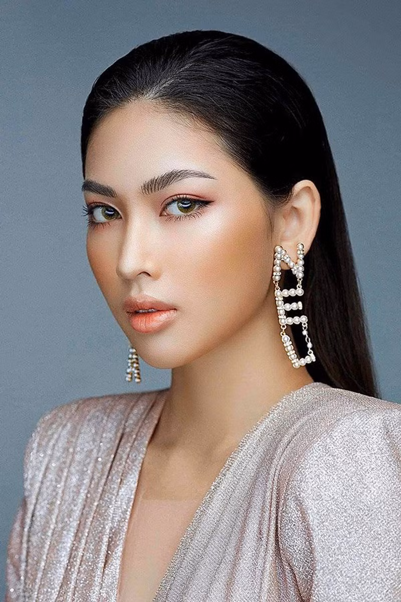 Gương mặt sắc sảo của người đẹp sinh năm 2000 khi mặc đồ sang chảnh. Ảnh: FBNV, Internet. Mời độc giả theo dõi video "Minh Hằng chia sẻ về phong cách thời trang". Nguồn: VTC.