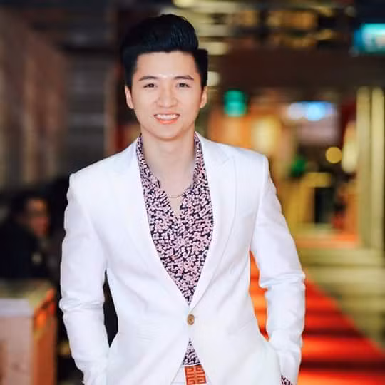 Anh phối áo sơ mi hoa với áo vest trắng trông cực hào hoa và lãng tử.