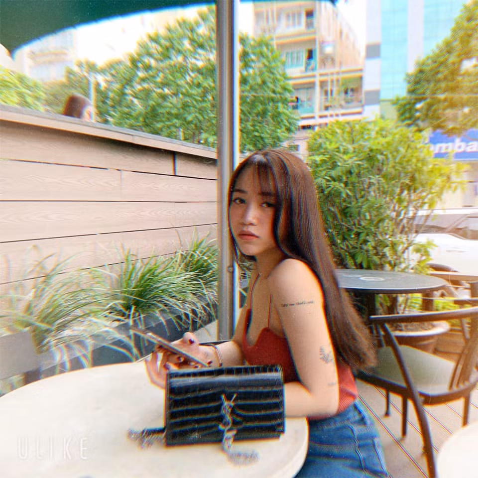 Áo hai dây trễ nải cũng là item không thể thiếu trong tủ đồ của Joyce Phạm. Ảnh: FBNV. Mời độc giả theo dõi video "Minh Hằng chia sẻ về phong cách thời trang". Nguồn: VTC.
