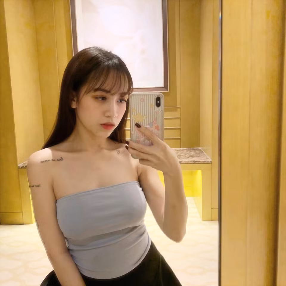 Ngay cả lúc mang bầu, Joyce Phạm cũng khá sành điệu và gợi cảm với các kiểu áo cúp ngực phối cùng chân váy.