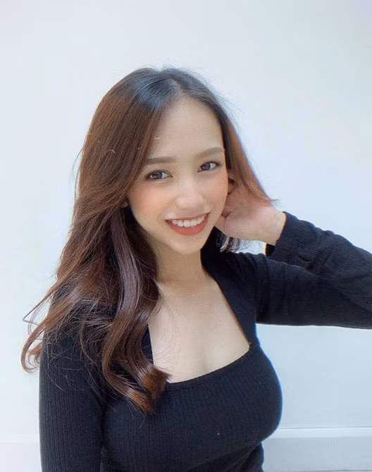 Sau khi sinh con trai đầu lòng, ái nữ nhà Minh Nhựa thường xuyên lựa chọn những trang phục gợi cảm, tôn vóc dáng và đúng chuẩn của "gái 1 con".