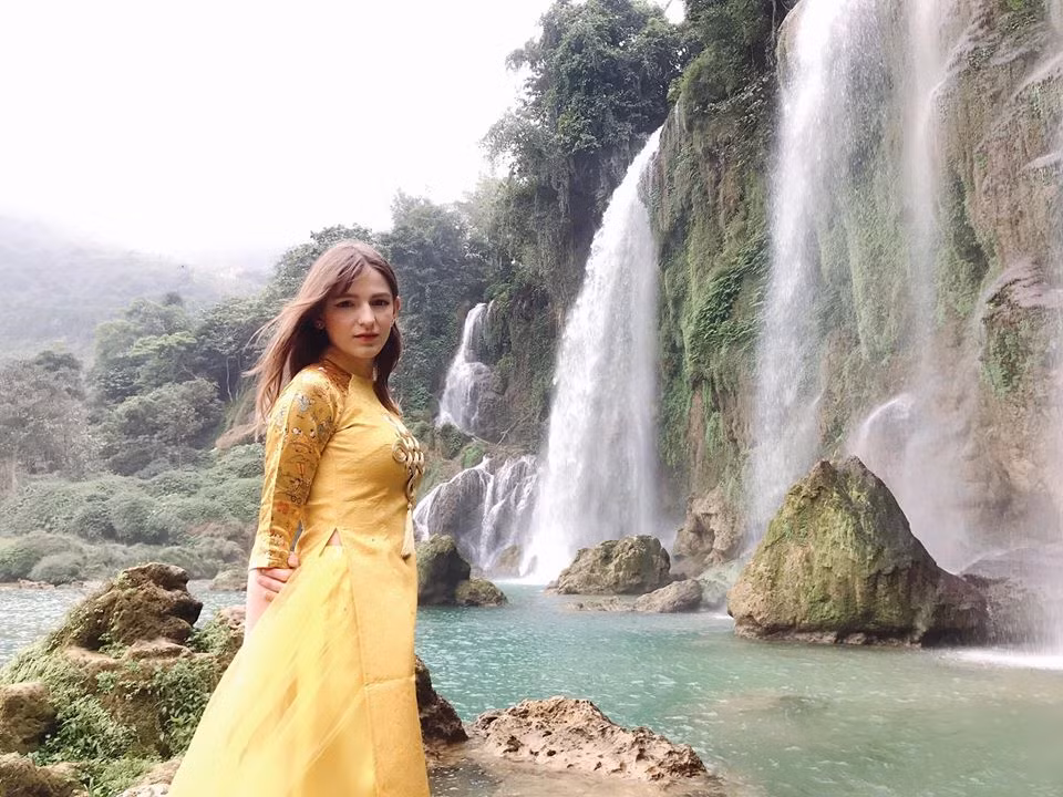 Người đẹp khoe hình ảnh du xuân, đón năm mới tại Việt Nam. "Ngày mùng 1 - ngày đầu tiên của năm mới - Alexa xin chúc mọi người một năm mới thật nhiều niềm vui, may mắn, công việc thăng tiến", cô viết.