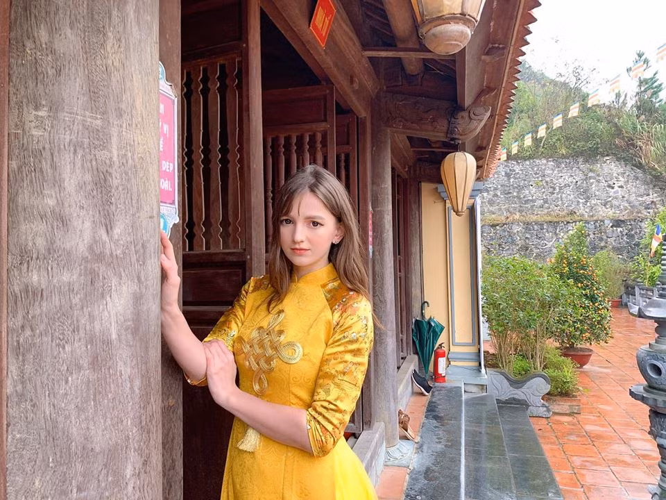 Nữ DJ Alexandra Rud là gương mặt quen thuộc ở khá nhiều chương trình truyền hình dành cho giới trẻ. Cô thường xuyên khoe ảnh mặc áo dài duyên dáng trên trang Facebook cá nhân.