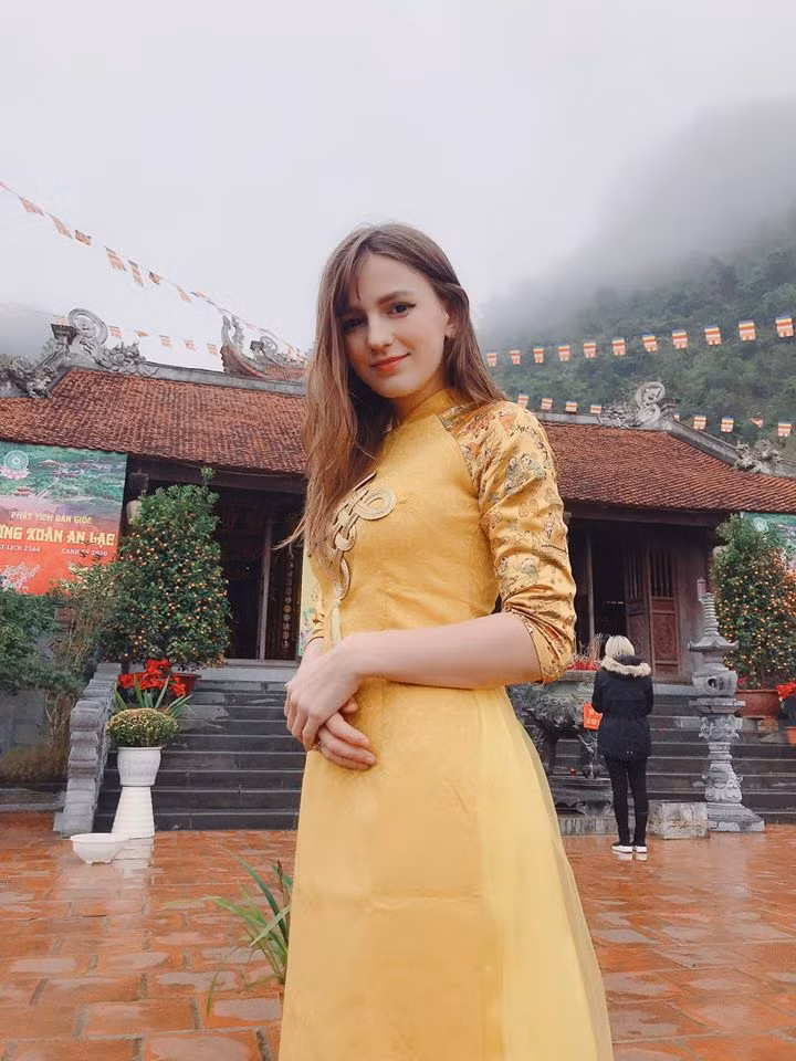 Nữ DJ Ukraine mặc áo dài vàng đi lễ chùa đầu năm.