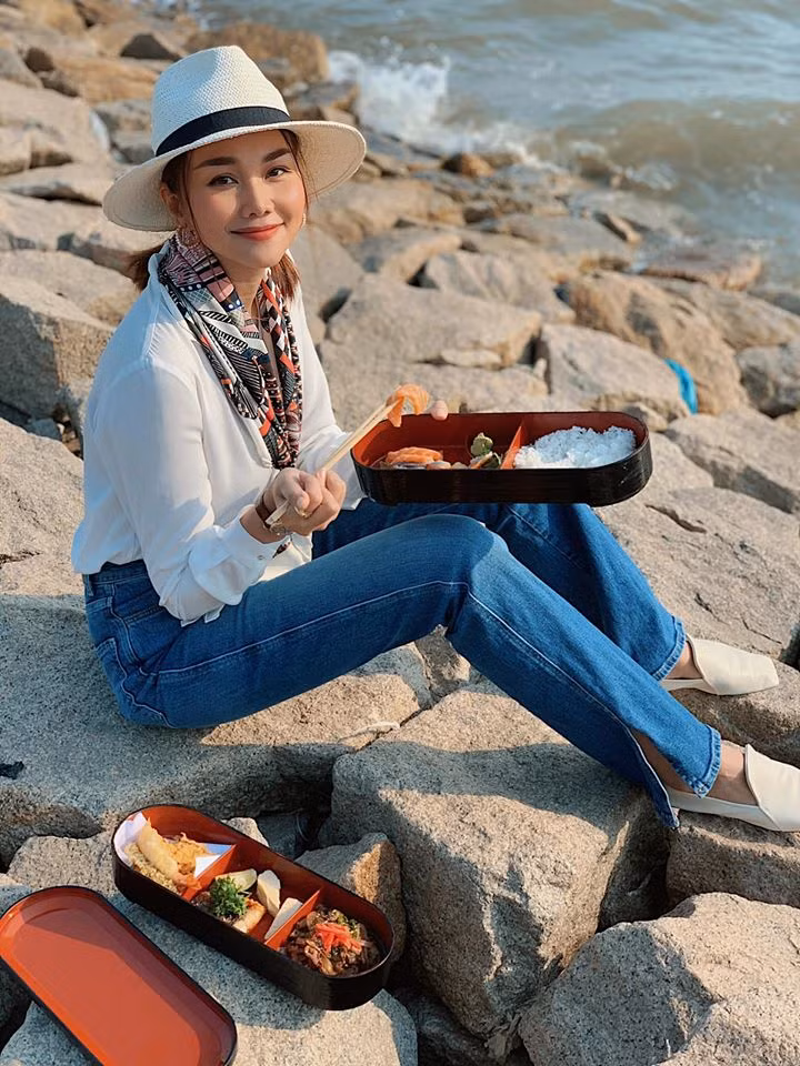 Siêu mẫu Thanh Hằng “ăn mừng” ngày hết cách ly xã hội ngoài biển với phong cách ăn mặc kiểu cao bồi.