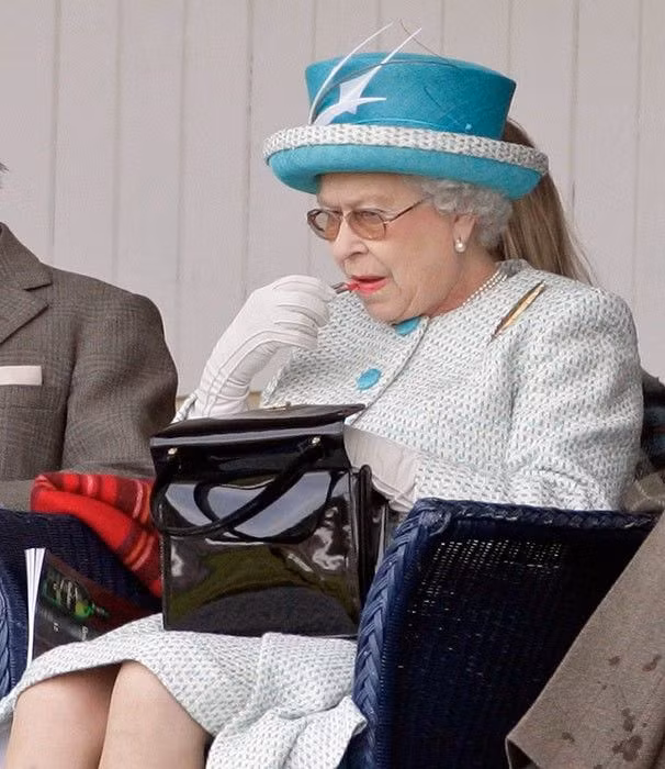 Bi quyet duong da trang min cua Nu hoang Anh Elizabeth II-Hinh-2