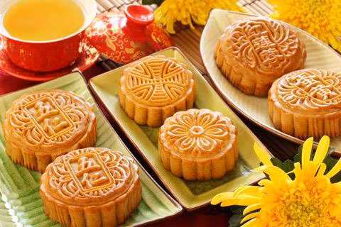 Ngoài ra, mâm cỗ Trung thu gồm có hai loại bánh đặc trưng là bánh dẻo và bánh nướng. Kèm theo đó là trà ướp sen, trà ướp hương lài mang sự thanh nhã cho đêm trăng.