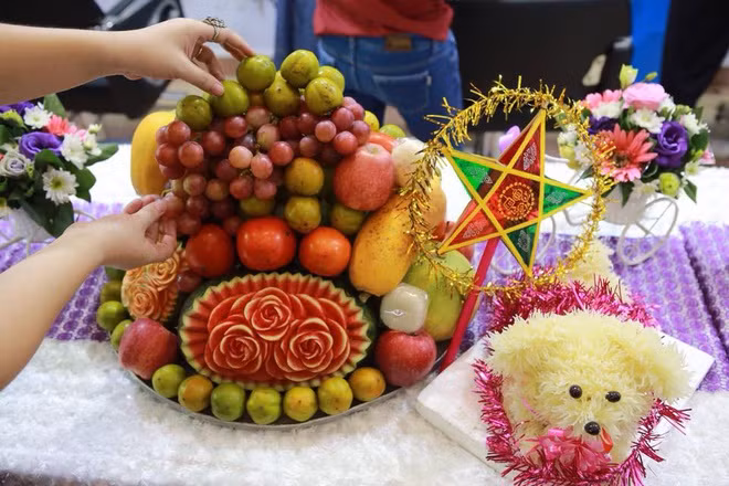 Mâm bánh trái có rất nhiều hoa quả, bánh kẹo, đồ chơi mà trẻ nhỏ thích, vì thế không nhất thiết phải đặt vào mâm như cỗ cúng gia tiên, chỉ cần đặt lên một chiếc bàn rộng.