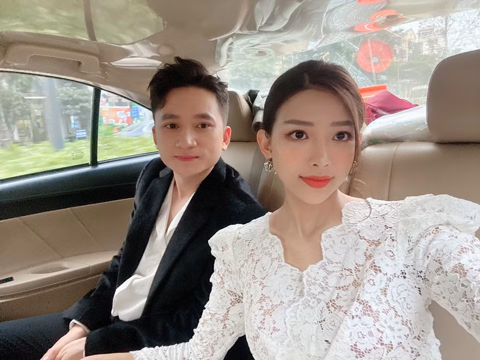 Với lợi thế hình thế, hot girl Khánh Hòa khéo léo chưng diện trang phục gợi cảm có khả năng khai thác triệt để vóc dáng nuột nà như đầm 2 dây, jumpsuit, phụ kiện giày hoặc sandals cao gót… 